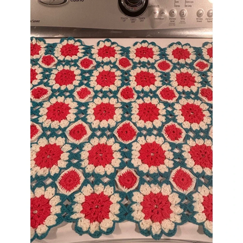 Vintage Handmade Crochet Floral Table Topper Retro Daisy 19.5 X 15.5